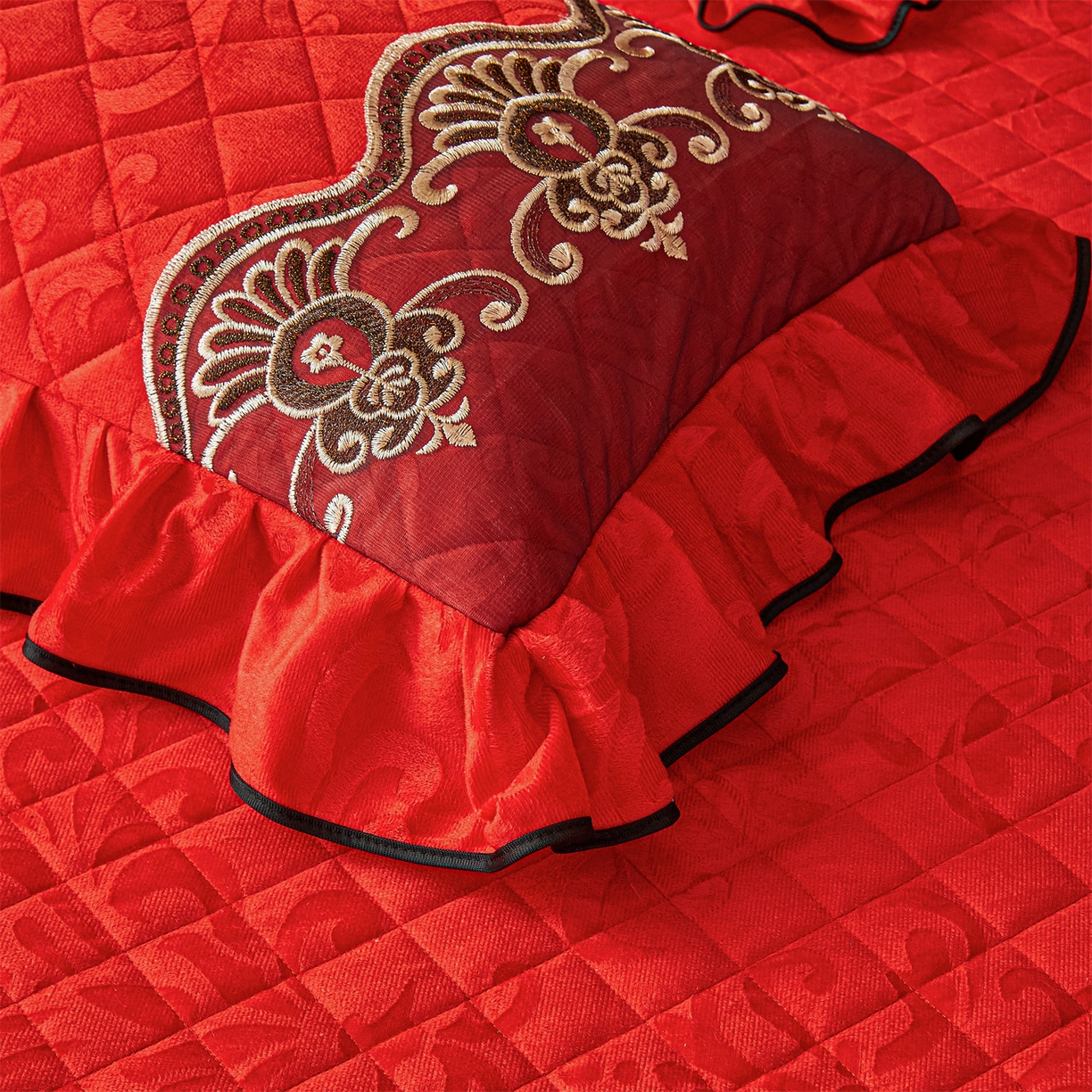 91家纺网 家纺一手货源 找家纺 好儿喜家纺 2025新款柔暖天鹅绒夹棉床裙奥菲庄园系列床裙三件套 奥菲庄园-红