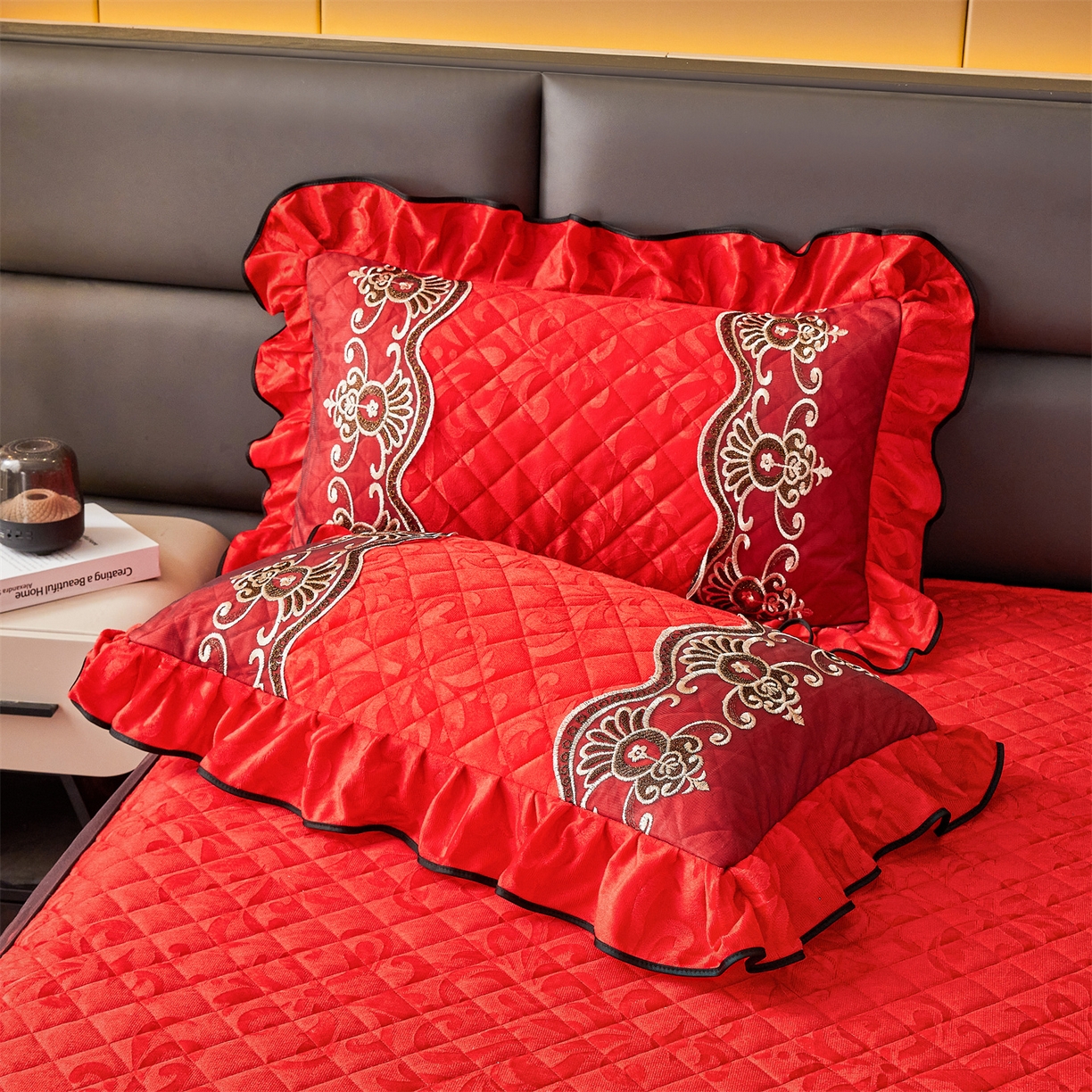 91家纺网 家纺一手货源 找家纺 好儿喜家纺 2025新款柔暖天鹅绒夹棉床裙奥菲庄园系列床裙三件套 奥菲庄园-红