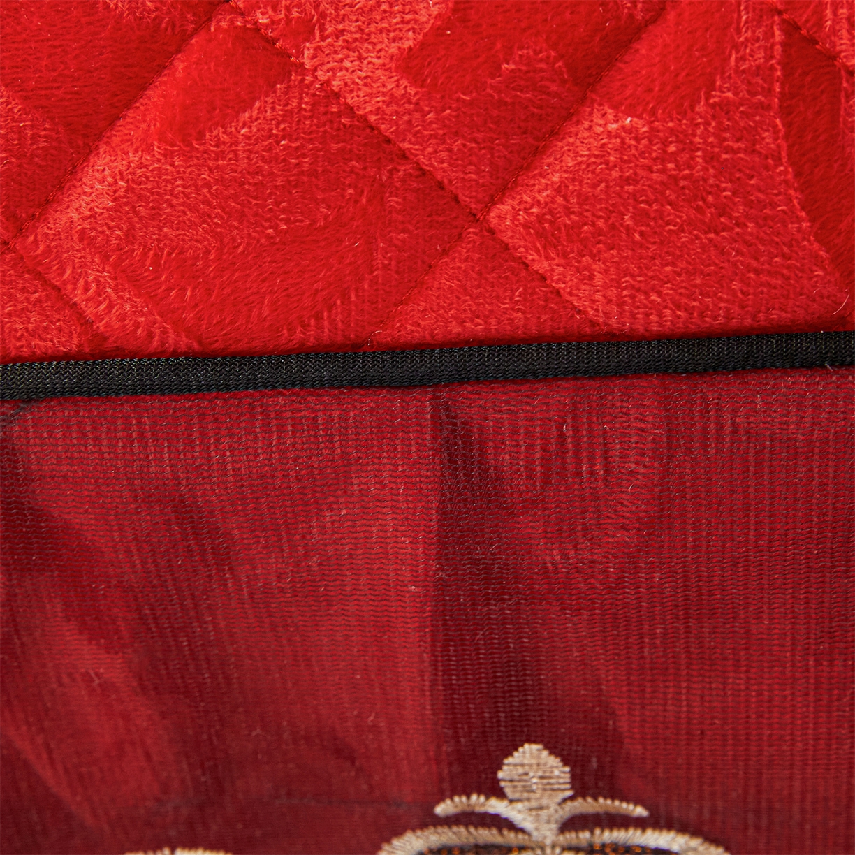 91家纺网 家纺一手货源 找家纺 好儿喜家纺 2025新款柔暖天鹅绒夹棉床裙奥菲庄园系列床裙三件套 奥菲庄园-红