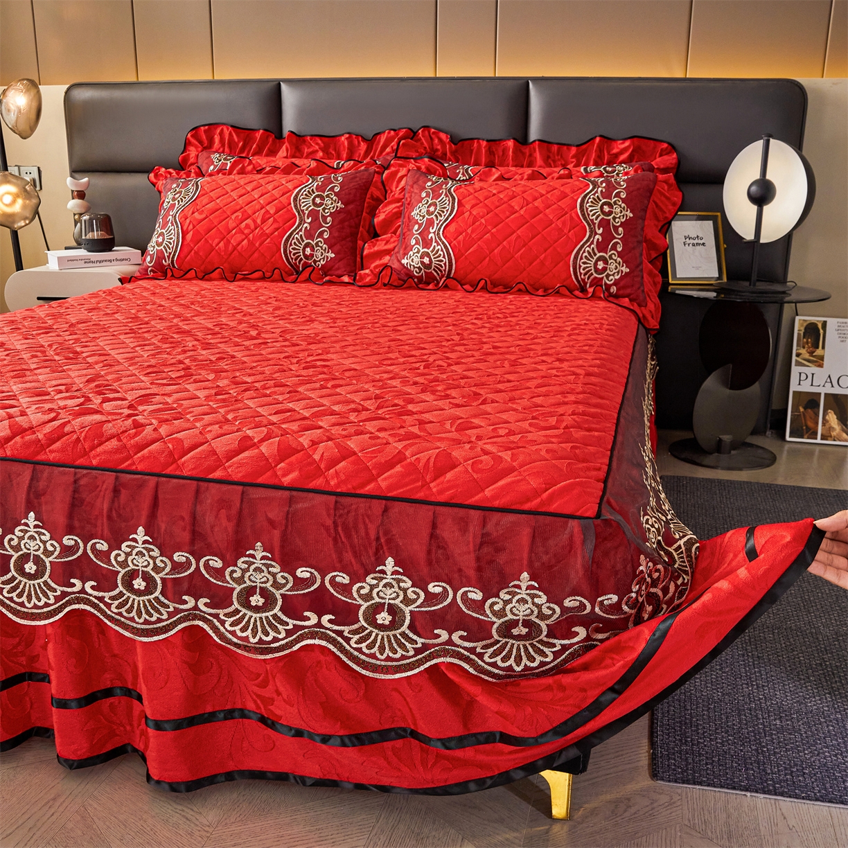 91家纺网 家纺一手货源 找家纺 好儿喜家纺 2025新款柔暖天鹅绒夹棉床裙奥菲庄园系列床裙三件套 奥菲庄园-红