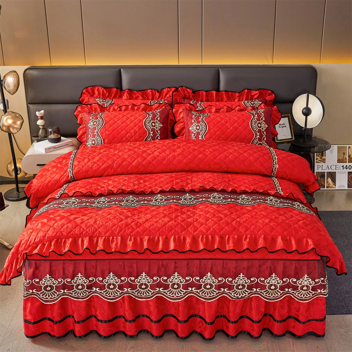 91家纺网 家纺一手货源 找家纺 好儿喜家纺 2025新款柔暖天鹅绒夹棉床裙奥菲庄园系列床裙三件套 奥菲庄园-红