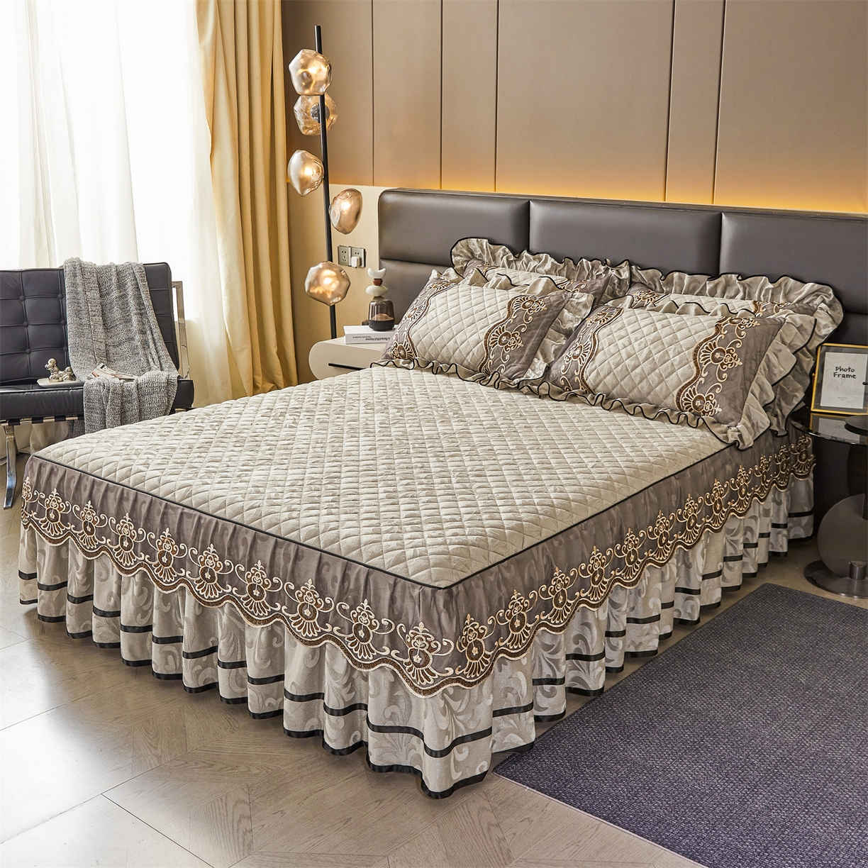 91家纺网 家纺一手货源 找家纺 好儿喜家纺 2025新款柔暖天鹅绒夹棉床裙奥菲庄园系列床裙三件套 奥菲庄园-灰