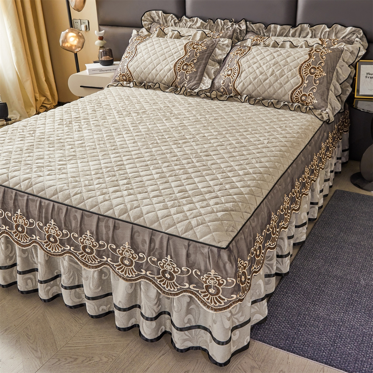 91家纺网 家纺一手货源 找家纺 好儿喜家纺 2025新款柔暖天鹅绒夹棉床裙奥菲庄园系列床裙三件套 奥菲庄园-灰