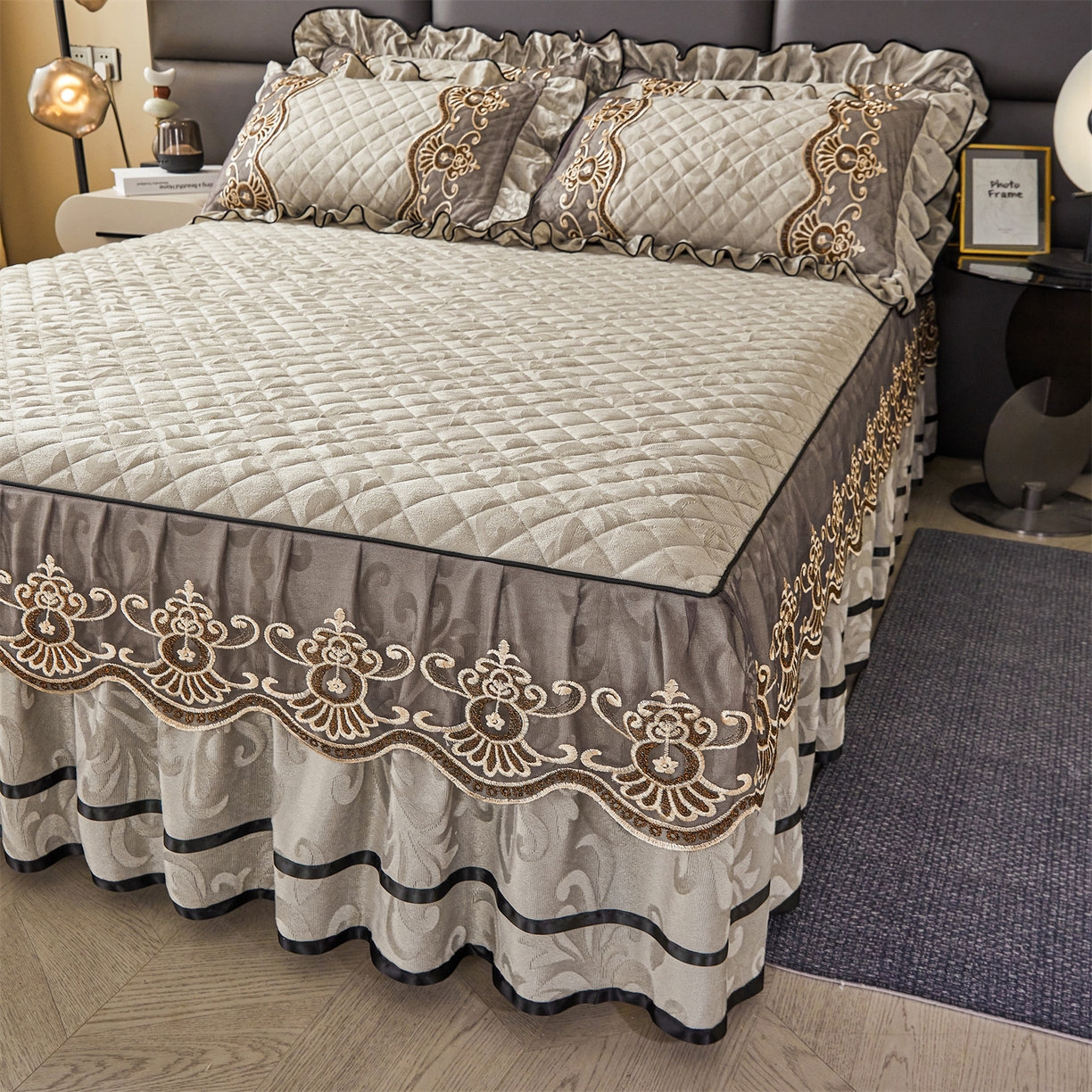 91家纺网 家纺一手货源 找家纺 好儿喜家纺 2025新款柔暖天鹅绒夹棉床裙奥菲庄园系列床裙三件套 奥菲庄园-灰