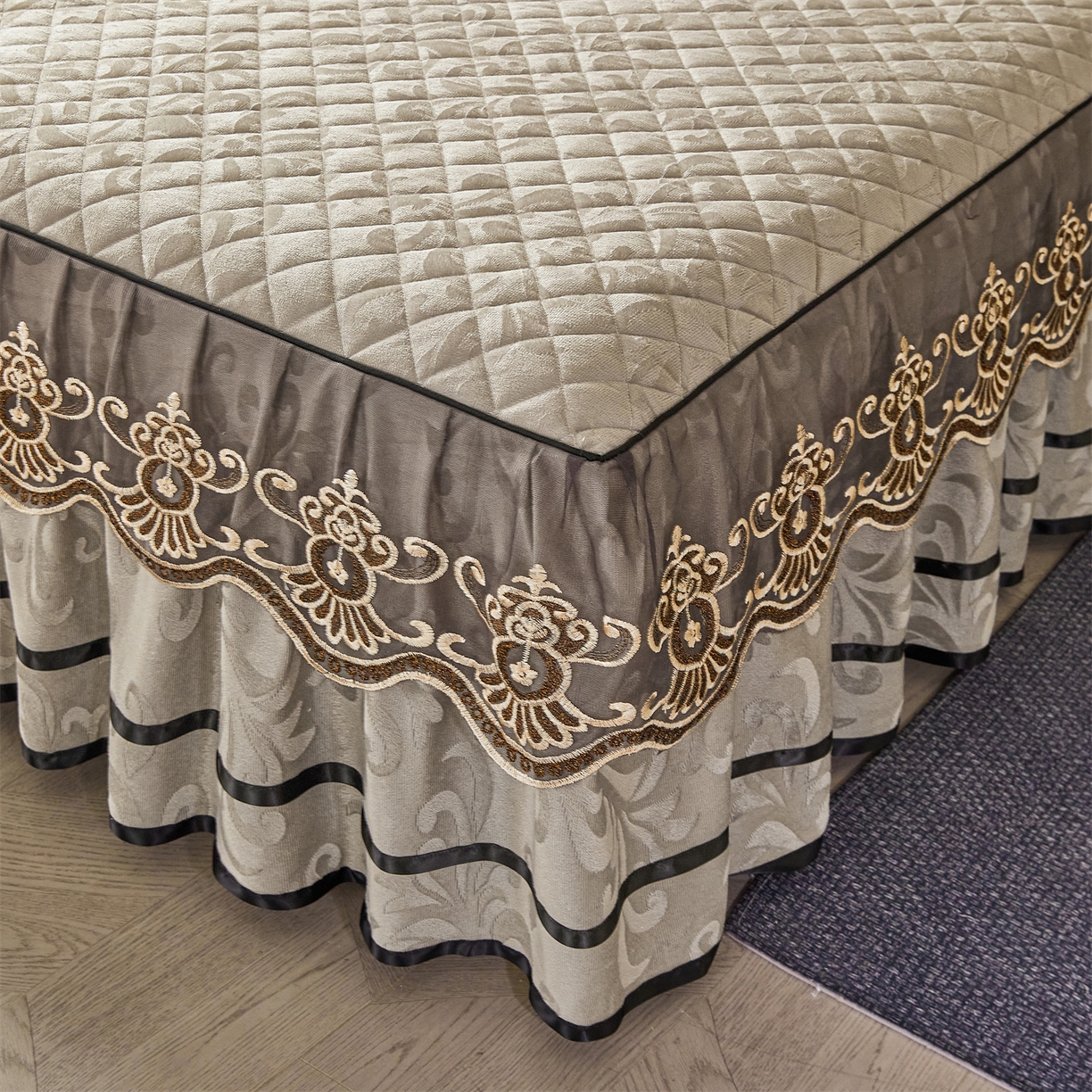 91家纺网 家纺一手货源 找家纺 好儿喜家纺 2025新款柔暖天鹅绒夹棉床裙奥菲庄园系列床裙三件套 奥菲庄园-灰