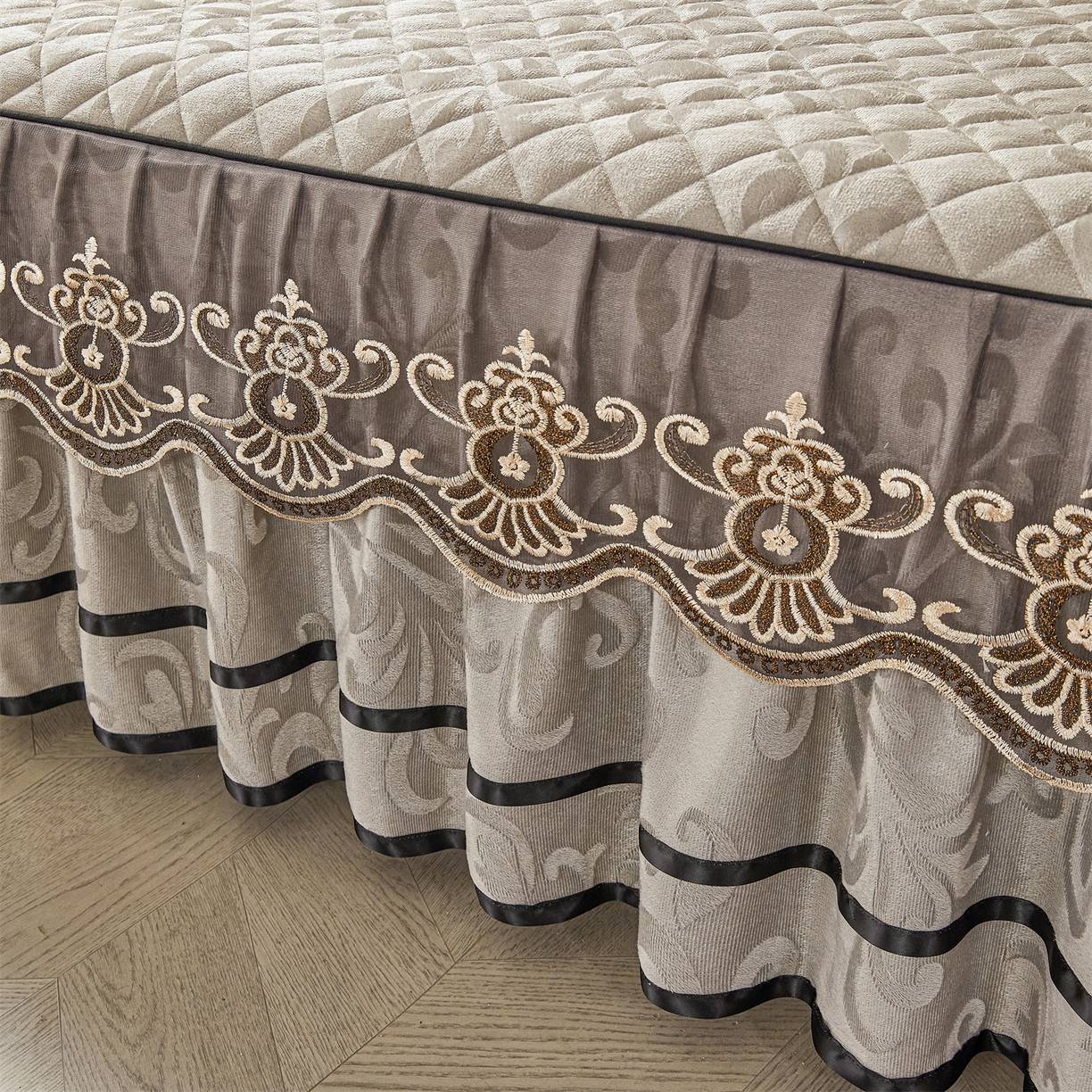 91家纺网 家纺一手货源 找家纺 好儿喜家纺 2025新款柔暖天鹅绒夹棉床裙奥菲庄园系列床裙三件套 奥菲庄园-灰