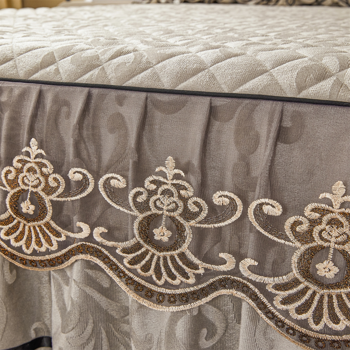 91家纺网 家纺一手货源 找家纺 好儿喜家纺 2025新款柔暖天鹅绒夹棉床裙奥菲庄园系列床裙三件套 奥菲庄园-灰