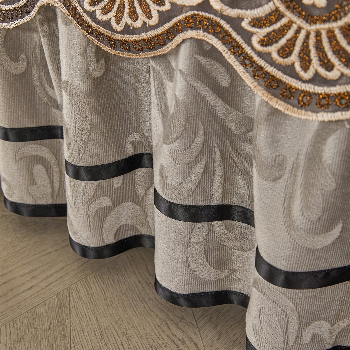 91家纺网 家纺一手货源 找家纺 好儿喜家纺 2025新款柔暖天鹅绒夹棉床裙奥菲庄园系列床裙三件套 奥菲庄园-灰