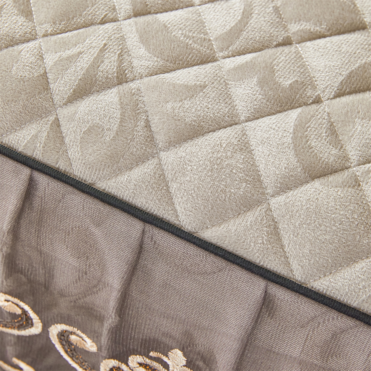 91家纺网 家纺一手货源 找家纺 好儿喜家纺 2025新款柔暖天鹅绒夹棉床裙奥菲庄园系列床裙三件套 奥菲庄园-灰