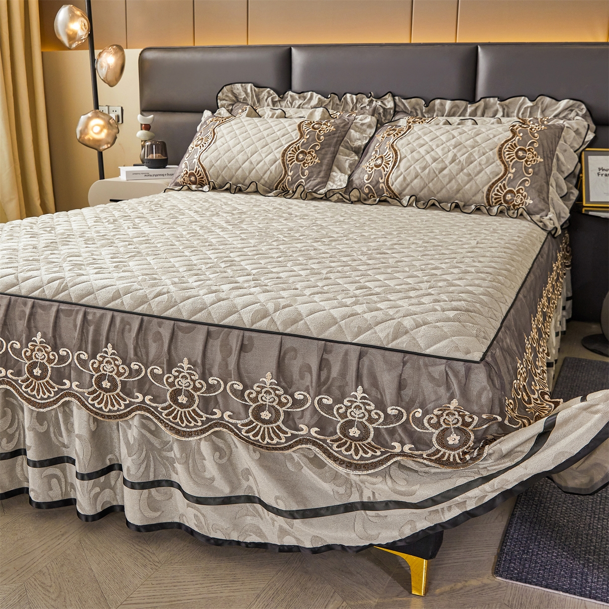 91家纺网 家纺一手货源 找家纺 好儿喜家纺 2025新款柔暖天鹅绒夹棉床裙奥菲庄园系列床裙三件套 奥菲庄园-灰