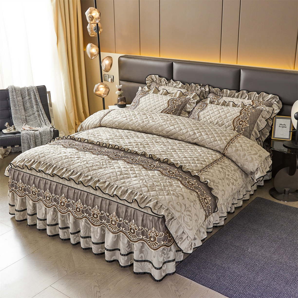 91家纺网 家纺一手货源 找家纺 好儿喜家纺 2025新款柔暖天鹅绒夹棉床裙奥菲庄园系列床裙三件套 奥菲庄园-灰