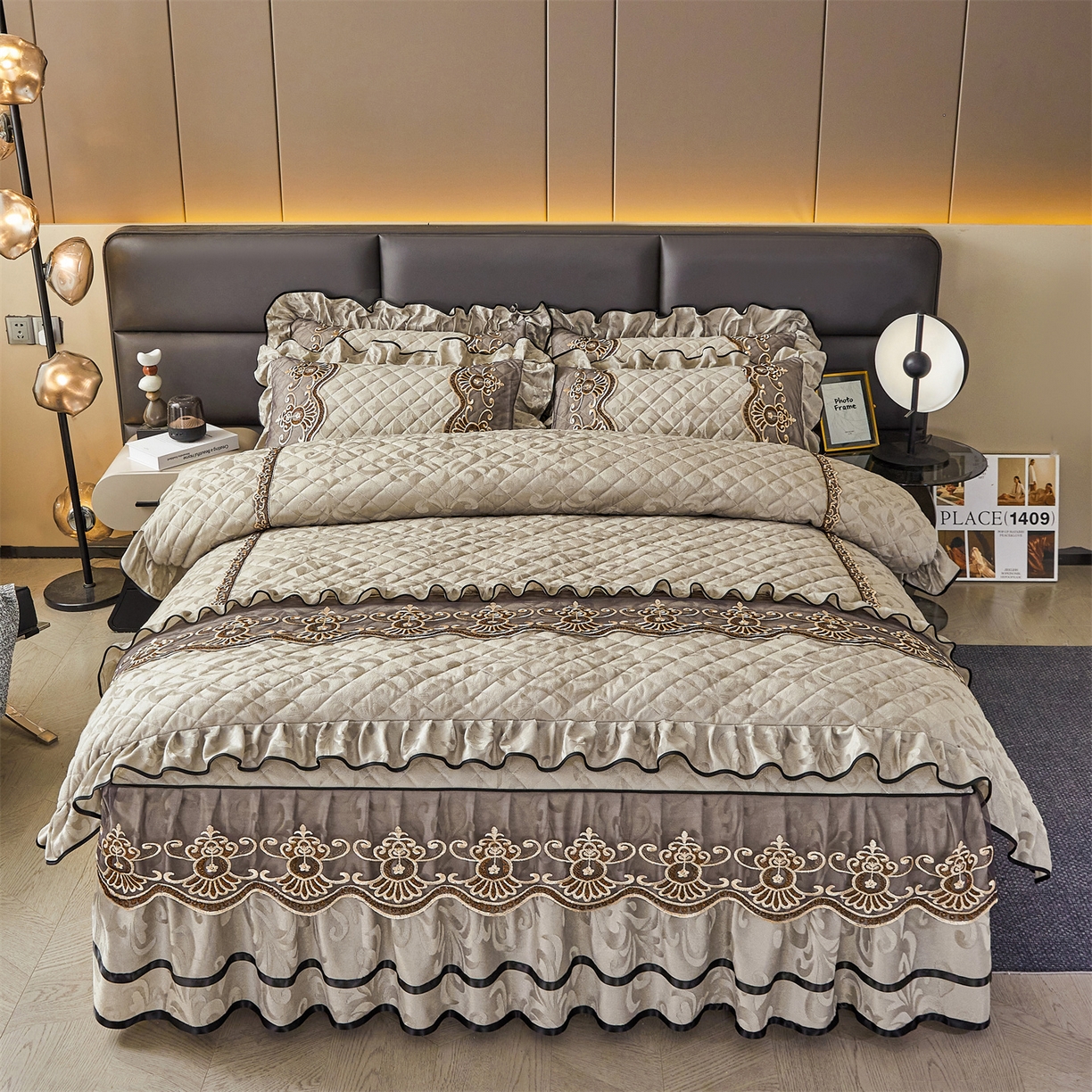 91家纺网 家纺一手货源 找家纺 好儿喜家纺 2025新款柔暖天鹅绒夹棉床裙奥菲庄园系列床裙三件套 奥菲庄园-灰