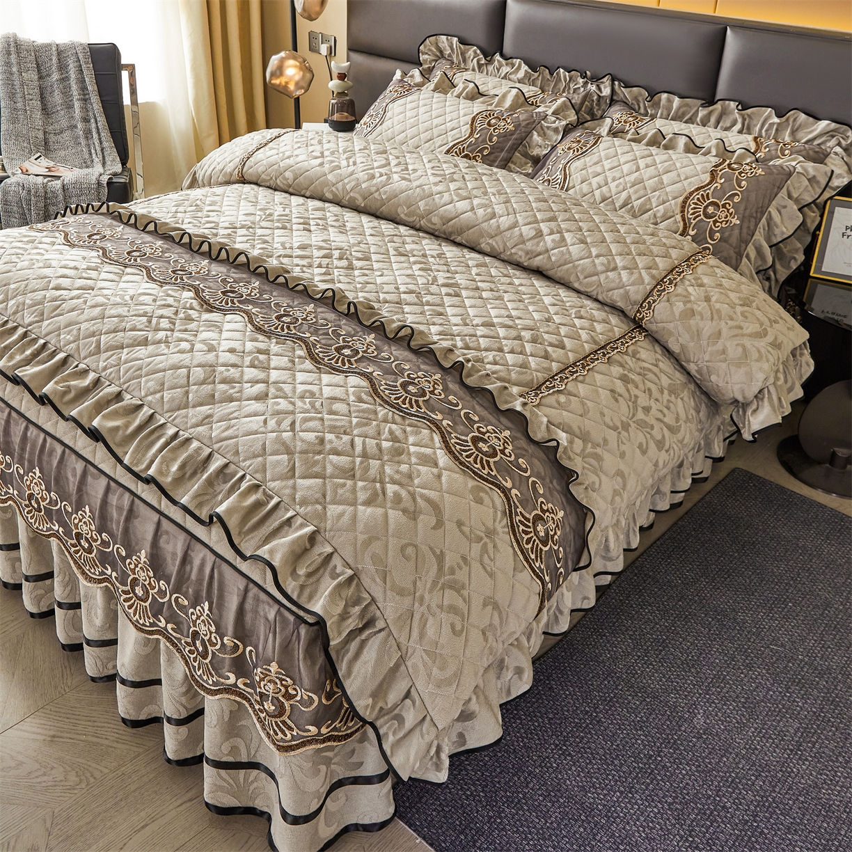 91家纺网 家纺一手货源 找家纺 好儿喜家纺 2025新款柔暖天鹅绒夹棉床裙奥菲庄园系列床裙三件套 奥菲庄园-灰