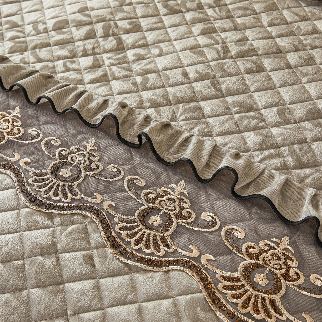 91家纺网 家纺一手货源 找家纺 好儿喜家纺 2025新款柔暖天鹅绒夹棉床裙奥菲庄园系列床裙三件套 奥菲庄园-灰