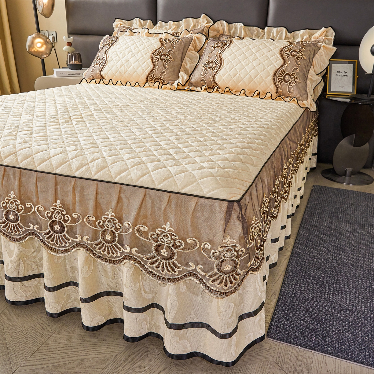 91家纺网 家纺一手货源 找家纺 好儿喜家纺 2025新款柔暖天鹅绒夹棉床裙奥菲庄园系列床裙三件套 奥菲庄园-米