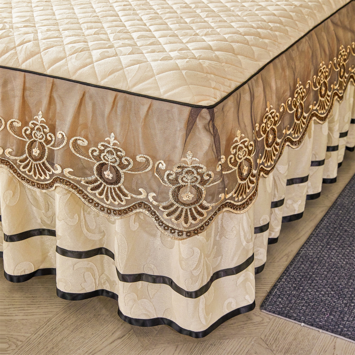 91家纺网 家纺一手货源 找家纺 好儿喜家纺 2025新款柔暖天鹅绒夹棉床裙奥菲庄园系列床裙三件套 奥菲庄园-米