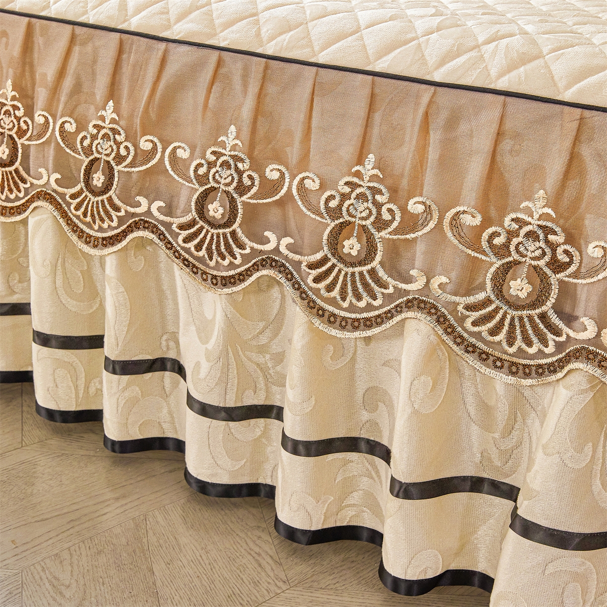 91家纺网 家纺一手货源 找家纺 好儿喜家纺 2025新款柔暖天鹅绒夹棉床裙奥菲庄园系列床裙三件套 奥菲庄园-米