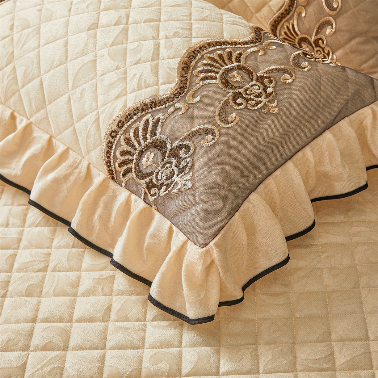 91家纺网 家纺一手货源 找家纺 好儿喜家纺 2025新款柔暖天鹅绒夹棉床裙奥菲庄园系列床裙三件套 奥菲庄园-米