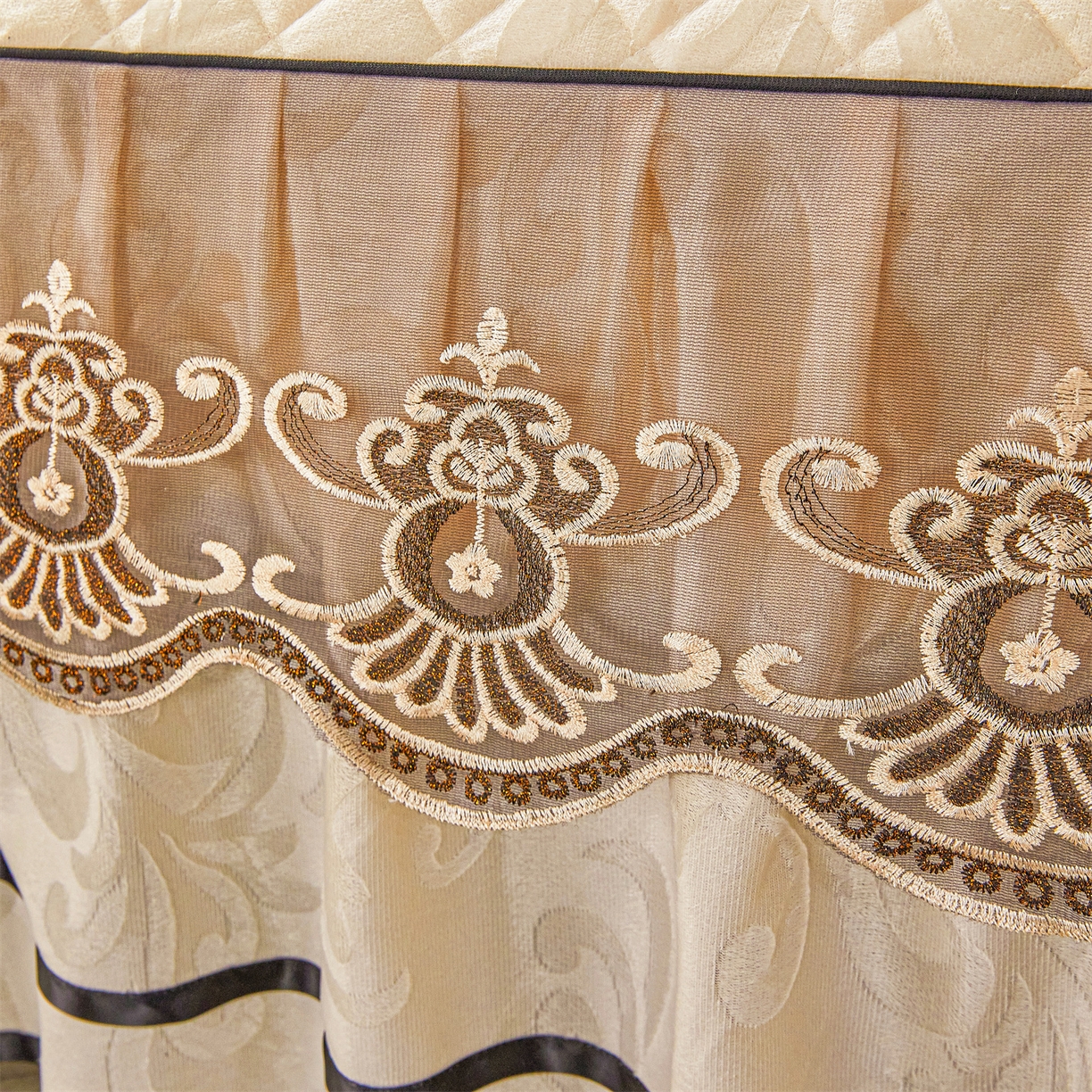 91家纺网 家纺一手货源 找家纺 好儿喜家纺 2025新款柔暖天鹅绒夹棉床裙奥菲庄园系列床裙三件套 奥菲庄园-米