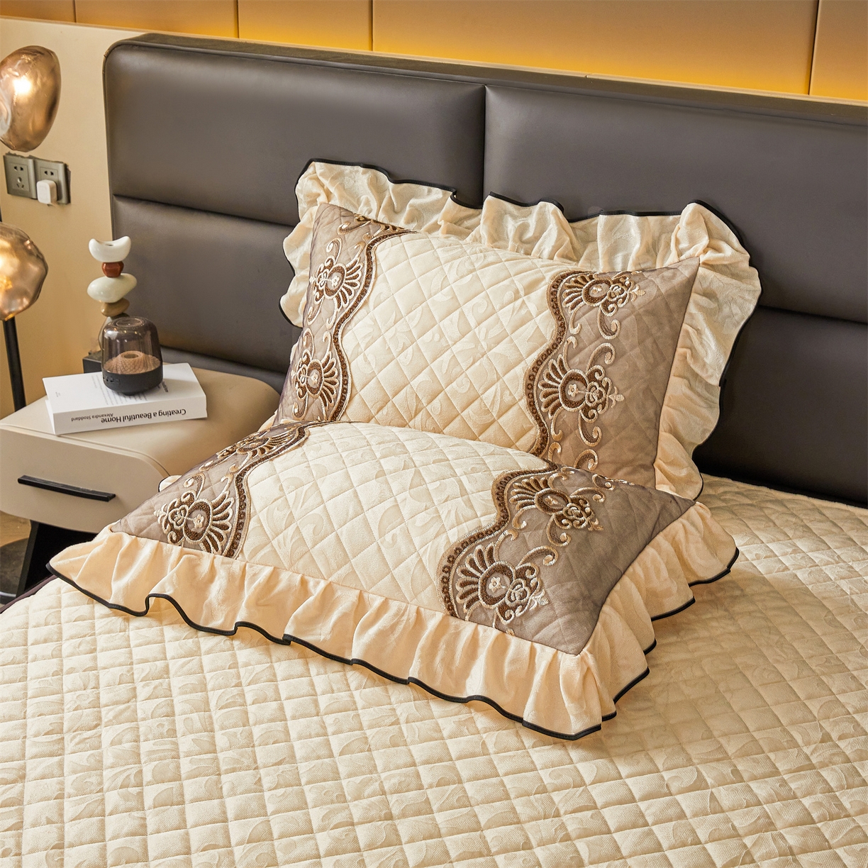 91家纺网 家纺一手货源 找家纺 好儿喜家纺 2025新款柔暖天鹅绒夹棉床裙奥菲庄园系列床裙三件套 奥菲庄园-米