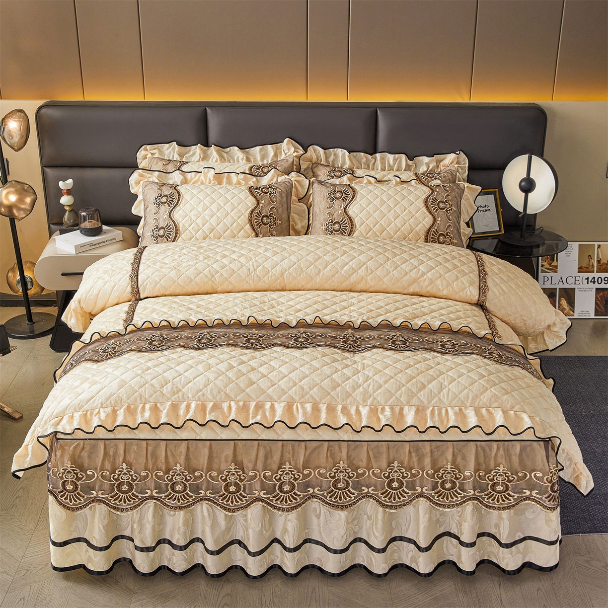 91家纺网 家纺一手货源 找家纺 好儿喜家纺 2025新款柔暖天鹅绒夹棉床裙奥菲庄园系列床裙三件套 奥菲庄园-米