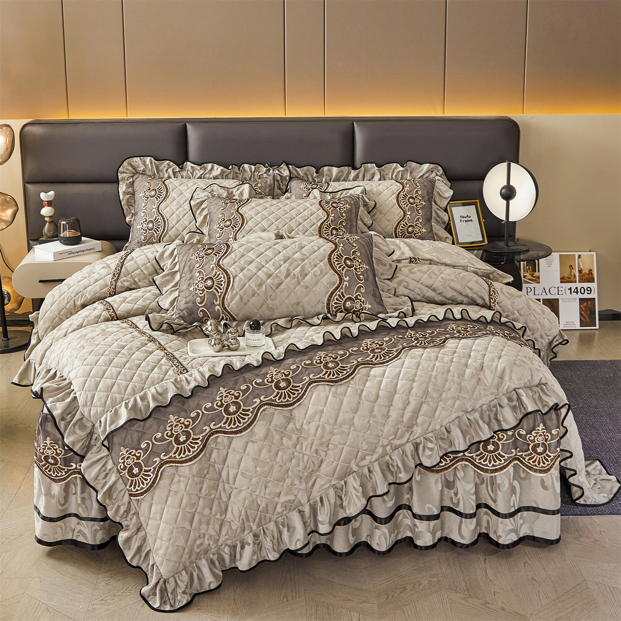 91家纺网 家纺一手货源 找家纺 （总）好儿喜家纺 2025新款柔暖天鹅绒夹棉床裙奥菲庄园系列四件套