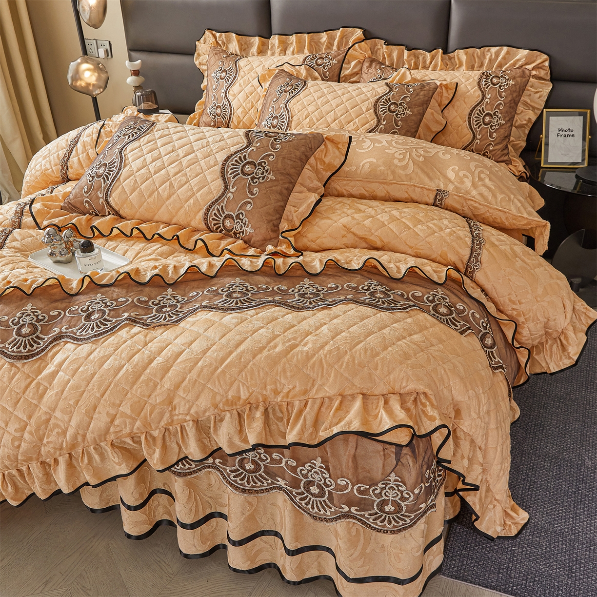 91家纺网 家纺一手货源 找家纺 （总）好儿喜家纺 2025新款柔暖天鹅绒夹棉床裙奥菲庄园系列四件套