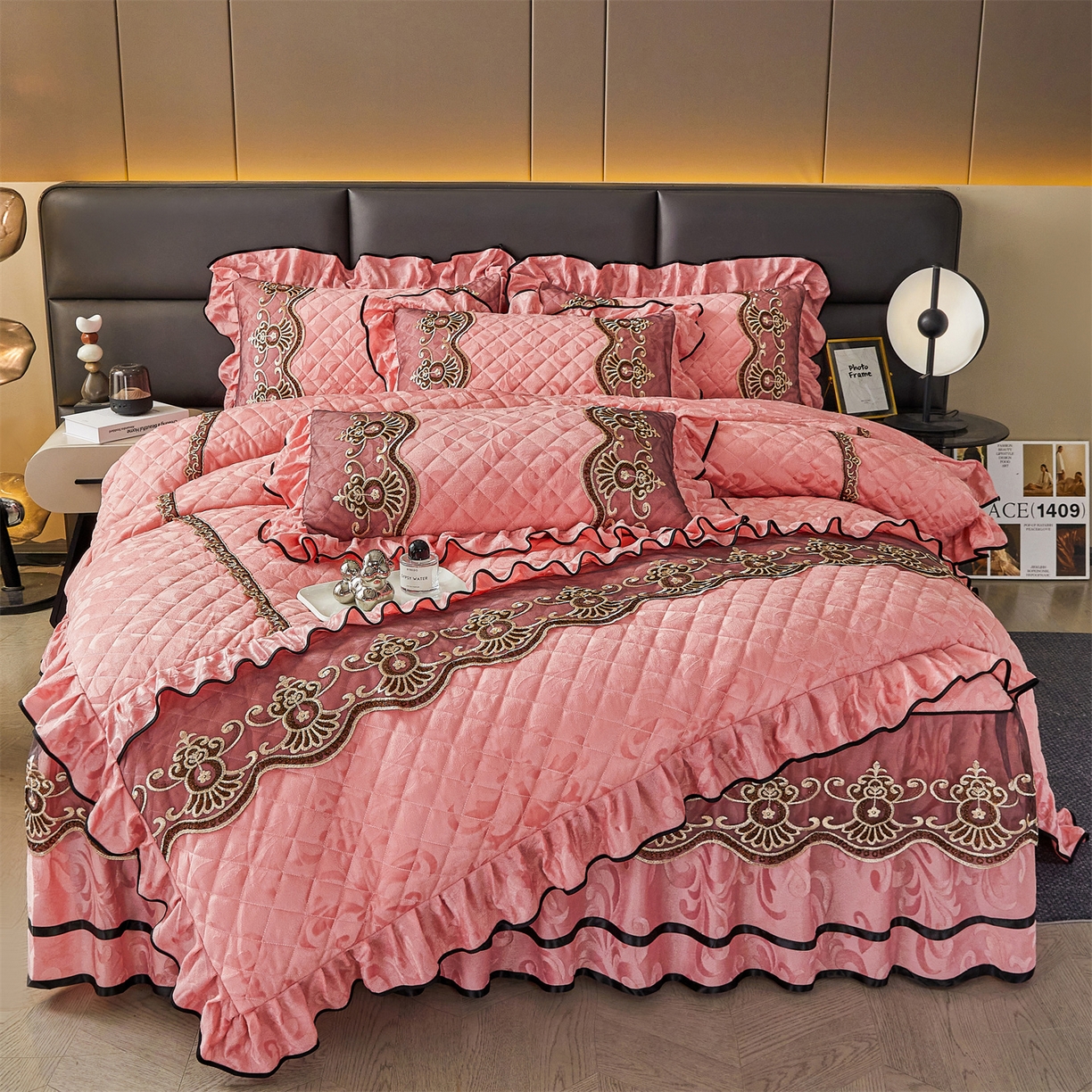 91家纺网 家纺一手货源 找家纺 （总）好儿喜家纺 2025新款柔暖天鹅绒夹棉床裙奥菲庄园系列四件套