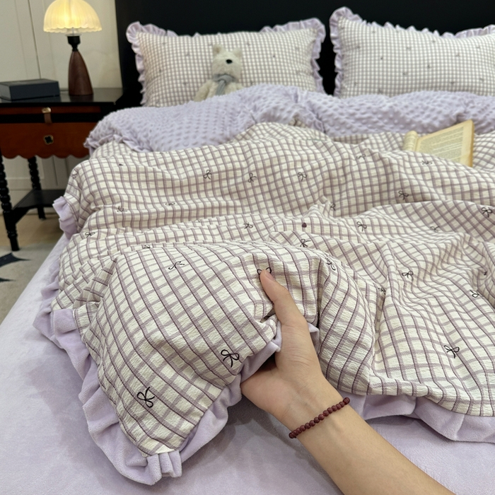 91家纺网 家纺一手货源 找家纺 一比一家纺 2025新款保暖舒适云感纱➕绒加绒四件套 格子蝴蝶结紫