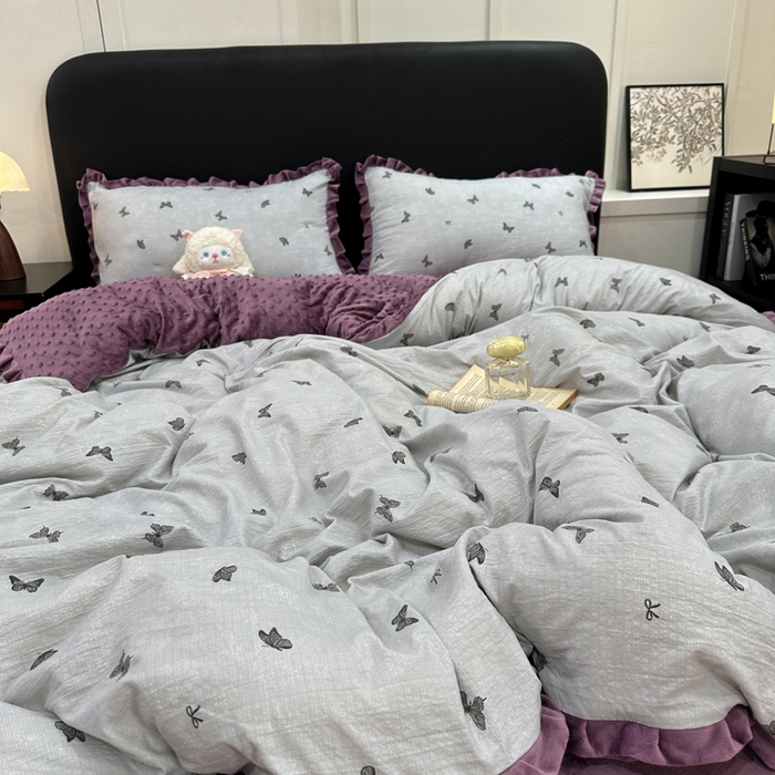 91家纺网 家纺一手货源 找家纺 一比一家纺 2025新款保暖舒适云感纱➕绒加绒四件套 蝶影 - 灰