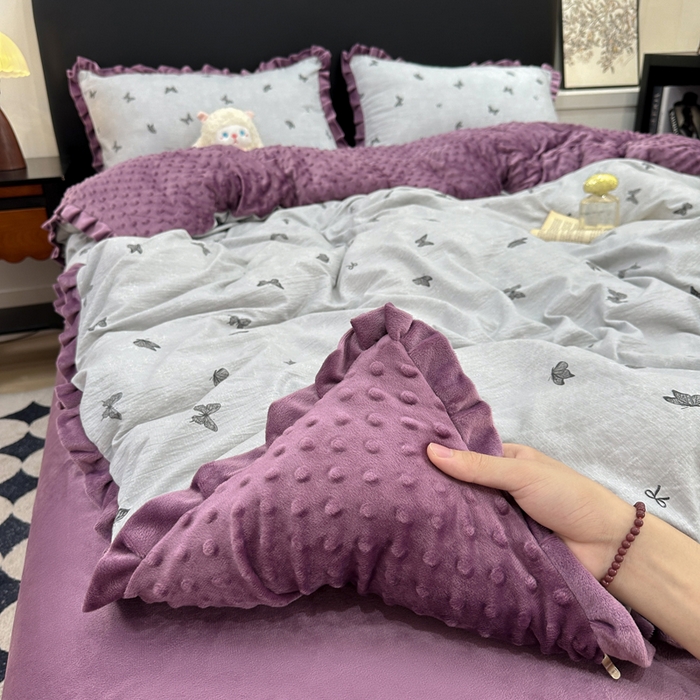 91家纺网 家纺一手货源 找家纺 一比一家纺 2025新款保暖舒适云感纱➕绒加绒四件套 蝶影 - 灰