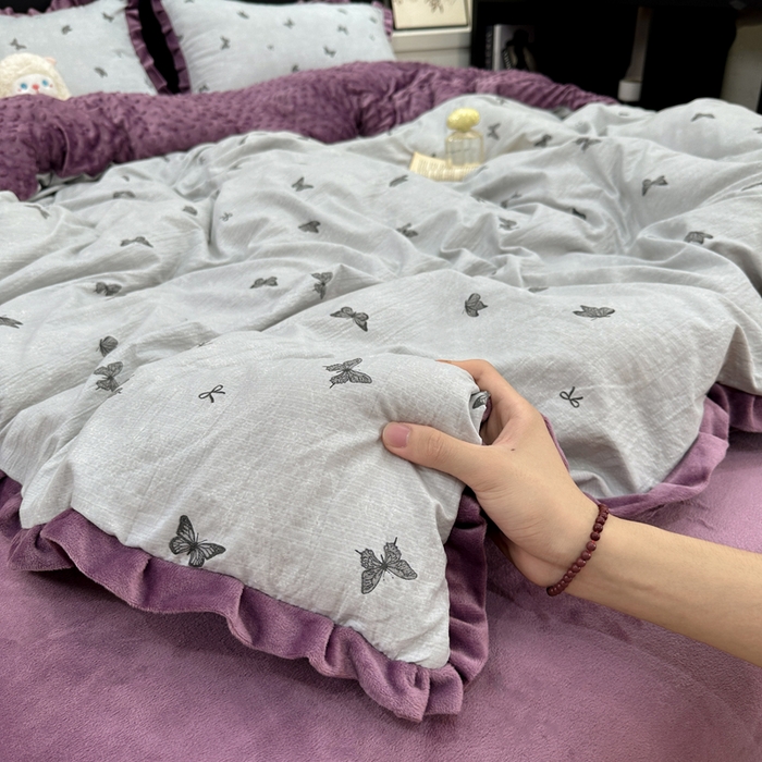 91家纺网 家纺一手货源 找家纺 一比一家纺 2025新款保暖舒适云感纱➕绒加绒四件套 蝶影 - 灰