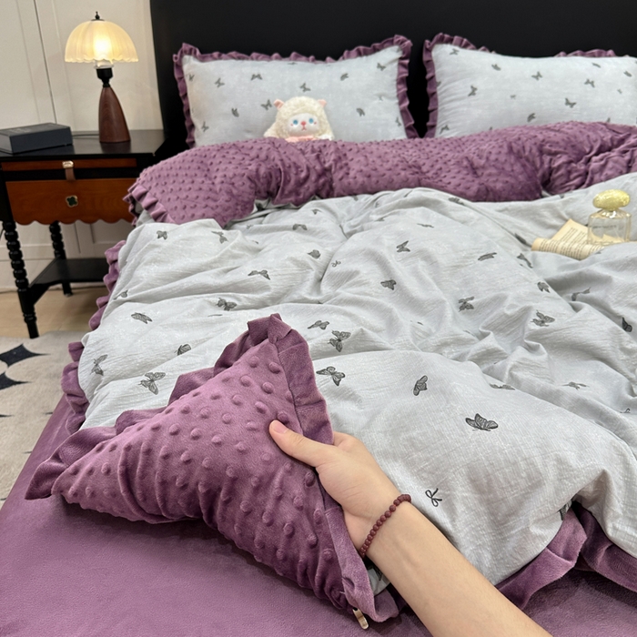 91家纺网 家纺一手货源 找家纺 一比一家纺 2025新款保暖舒适云感纱➕绒加绒四件套 蝶影 - 灰