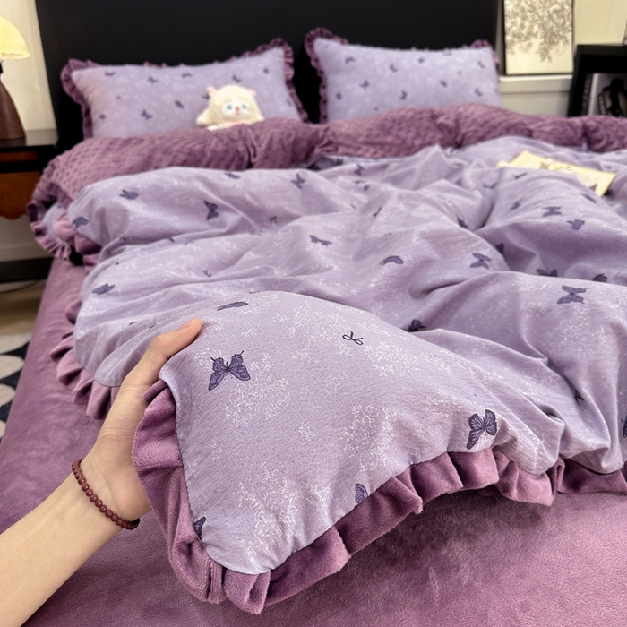 91家纺网 家纺一手货源 找家纺 一比一家纺 2025新款保暖舒适云感纱➕绒加绒四件套 蝶影- 紫