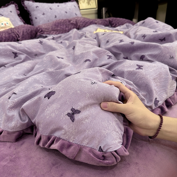 91家纺网 家纺一手货源 找家纺 一比一家纺 2025新款保暖舒适云感纱➕绒加绒四件套 蝶影- 紫
