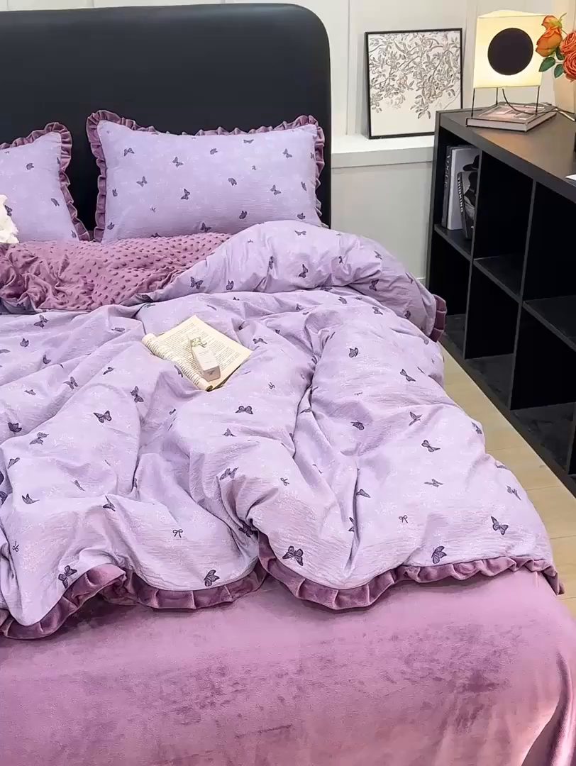 91家纺网 家纺一手货源 找家纺 一比一家纺 2025新款保暖舒适云感纱➕绒加绒四件套 蝶影- 紫