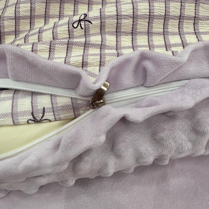 91家纺网 家纺一手货源 找家纺 一比一家纺 2025新款保暖舒适云感纱➕绒加绒四件套 格子蝴蝶结紫