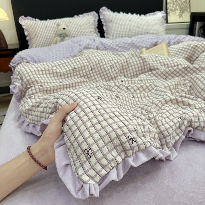 91家纺网 家纺一手货源 找家纺 一比一家纺 2025新款保暖舒适云感纱➕绒加绒四件套 格子蝴蝶结紫