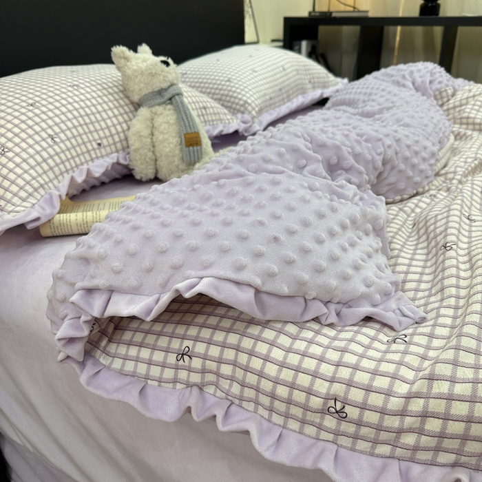 91家纺网 家纺一手货源 找家纺 一比一家纺 2025新款保暖舒适云感纱➕绒加绒四件套 格子蝴蝶结紫