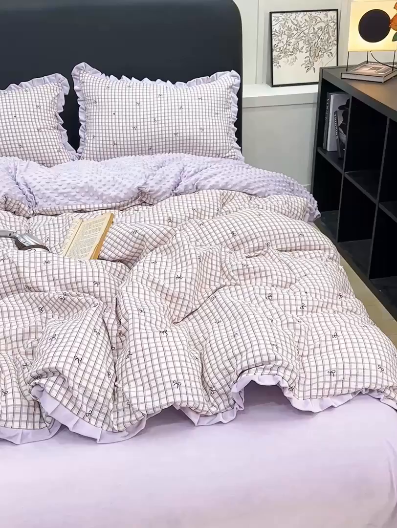 91家纺网 家纺一手货源 找家纺 一比一家纺 2025新款保暖舒适云感纱➕绒加绒四件套 格子蝴蝶结紫