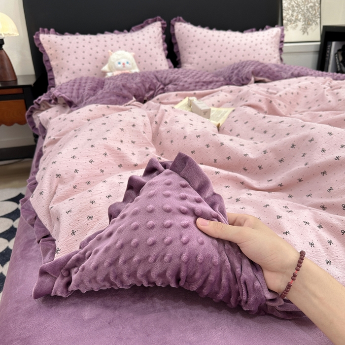 91家纺网 家纺一手货源 找家纺 一比一家纺 2025新款保暖舒适云感纱➕绒加绒四件套 蝴蝶结点点- 紫