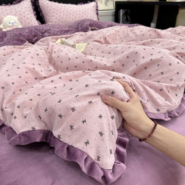91家纺网 家纺一手货源 找家纺 一比一家纺 2025新款保暖舒适云感纱➕绒加绒四件套 蝴蝶结点点- 紫