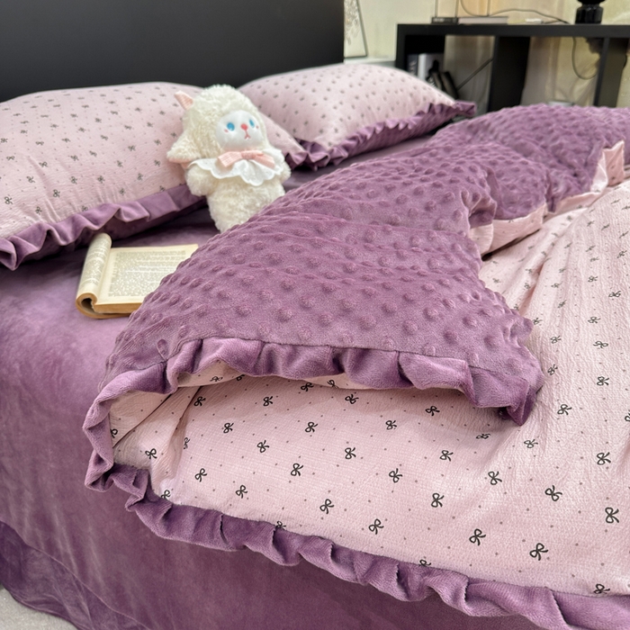 91家纺网 家纺一手货源 找家纺 一比一家纺 2025新款保暖舒适云感纱➕绒加绒四件套 蝴蝶结点点- 紫