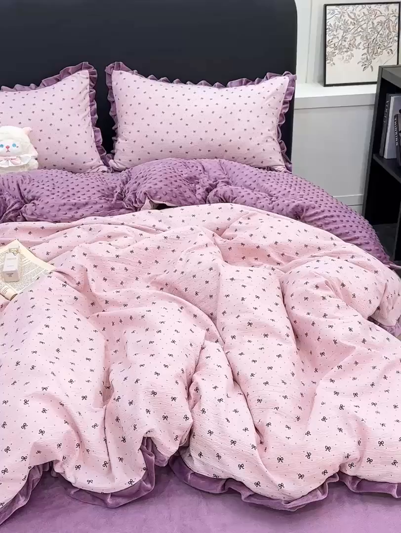 91家纺网 家纺一手货源 找家纺 一比一家纺 2025新款保暖舒适云感纱➕绒加绒四件套 蝴蝶结点点- 紫