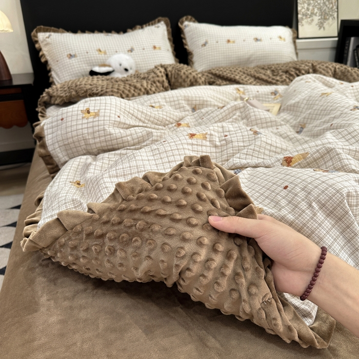 91家纺网 家纺一手货源 找家纺 一比一家纺 2025新款保暖舒适云感纱➕绒加绒四件套 樱桃小狗