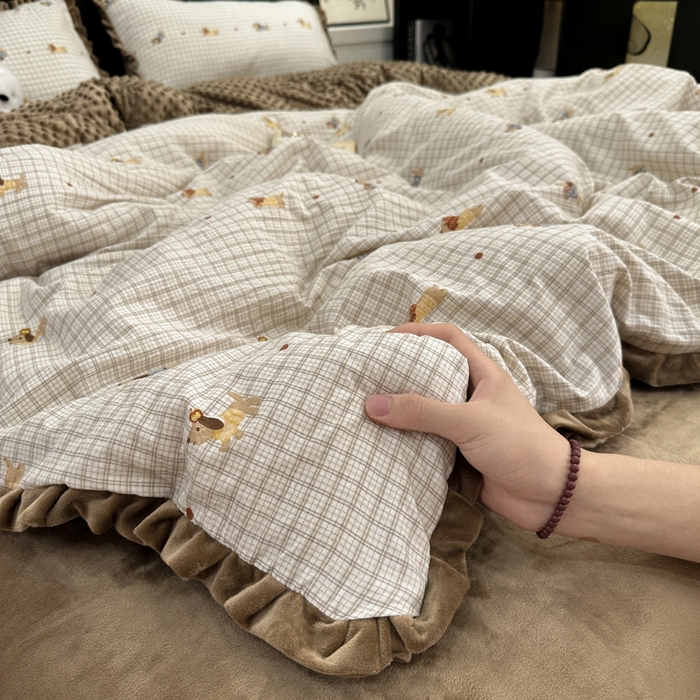 91家纺网 家纺一手货源 找家纺 一比一家纺 2025新款保暖舒适云感纱➕绒加绒四件套 樱桃小狗