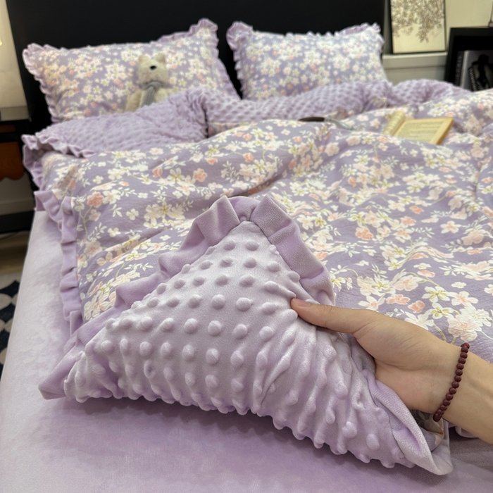 91家纺网 家纺一手货源 找家纺 一比一家纺 2025新款保暖舒适云感纱➕绒加绒四件套 紫蔓花开