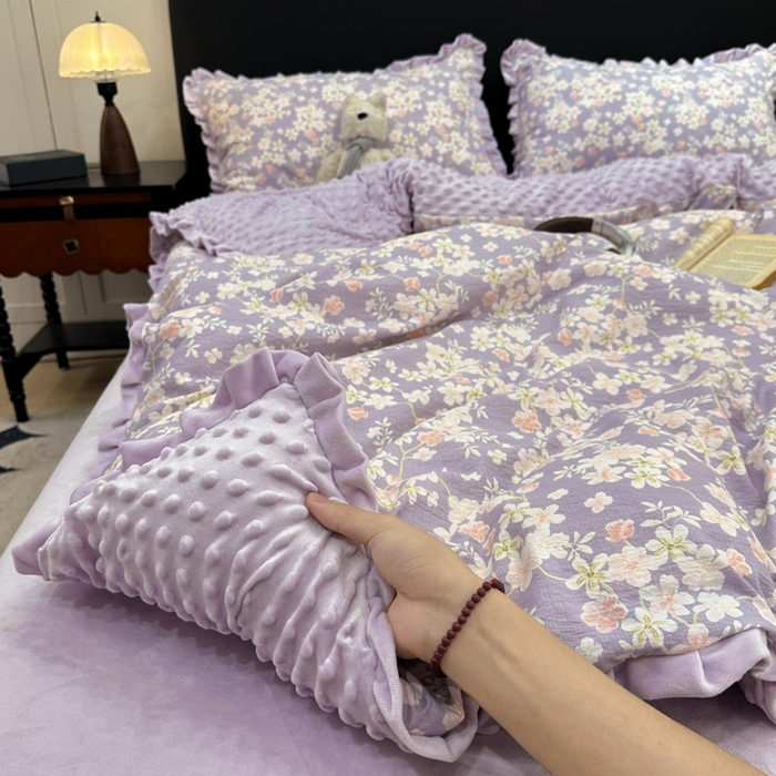 91家纺网 家纺一手货源 找家纺 一比一家纺 2025新款保暖舒适云感纱➕绒加绒四件套 紫蔓花开
