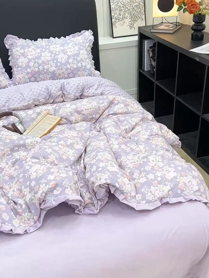 91家纺网 家纺一手货源 找家纺 一比一家纺 2025新款保暖舒适云感纱➕绒加绒四件套 紫蔓花开