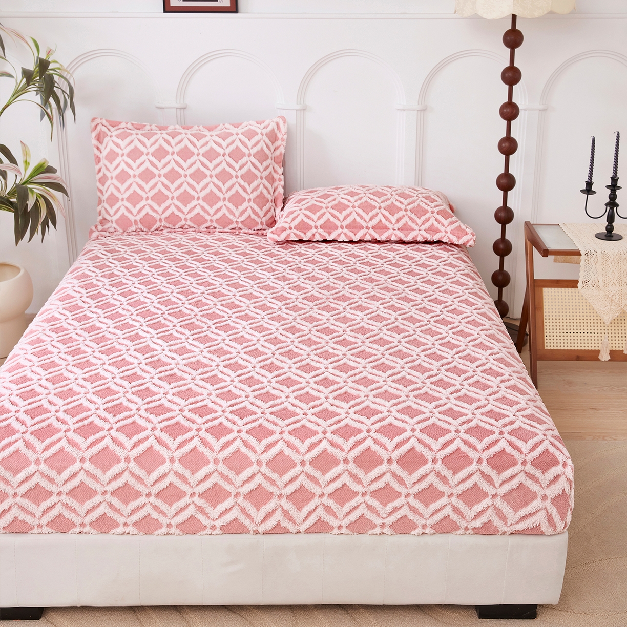 91家纺网 家纺一手货源 找家纺 云玲时尚 2025新款阳离子塔芙绒床笠 菱格粉